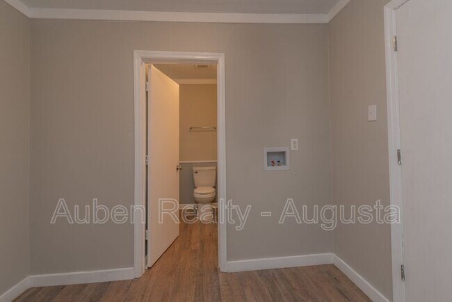 Building Photo - 1973 Battle Row