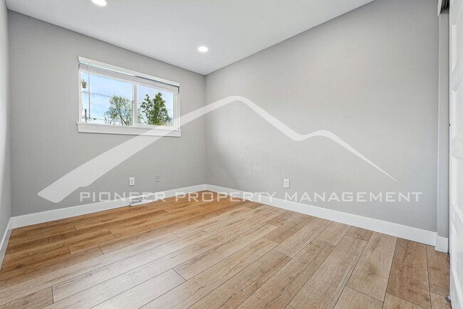 Building Photo - Spacious Duplex with Washer/Dryer and Cent...