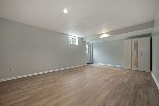 Building Photo - 142 Thames Dr