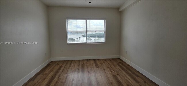 Building Photo - 400 Kings Point Dr