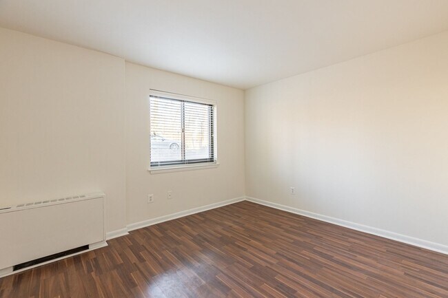 Building Photo - Charming garden-level 2-bedroom, 1-bath home