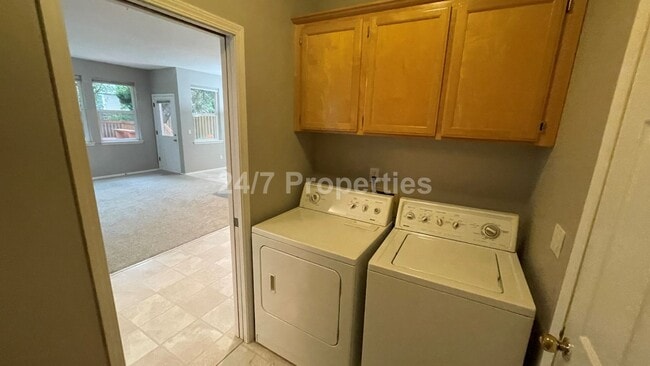 Building Photo - Inviting 3 BD | 2.5 BA Home w/ Massive Bac...