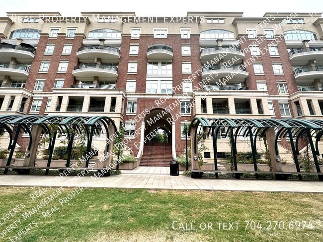 Building Photo - Charming 2 BR/ 2BA Condo in the heart of U...