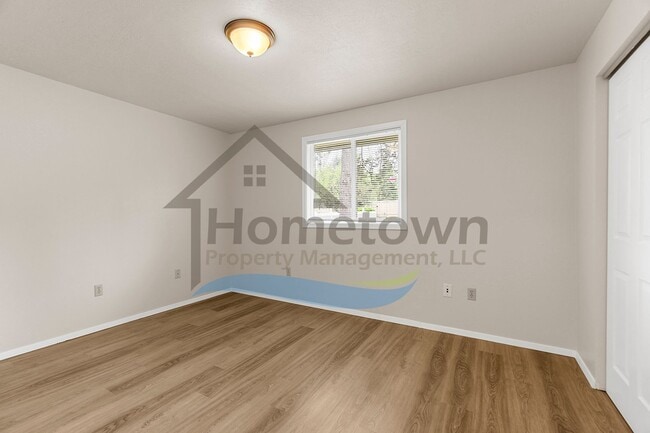 Building Photo - 2 Bedroom 1 Bath Home with Attached Garage...