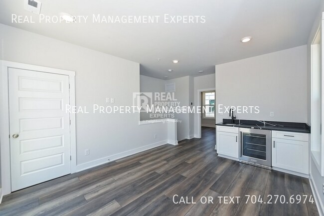 Building Photo - 2140 Terwilliger Terrace