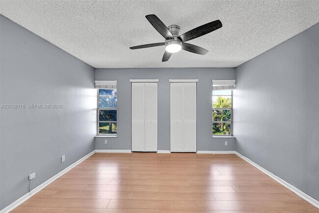 Building Photo - 906 Twin Lakes Dr