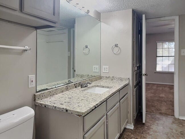 Building Photo - Stylish Candleridge Townhome with Private Patio, HOA Lawn Care & Appliances Included!