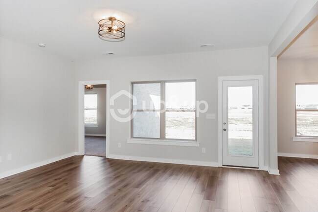Building Photo - Fantastic 4bd/2ba home! Coming soon!