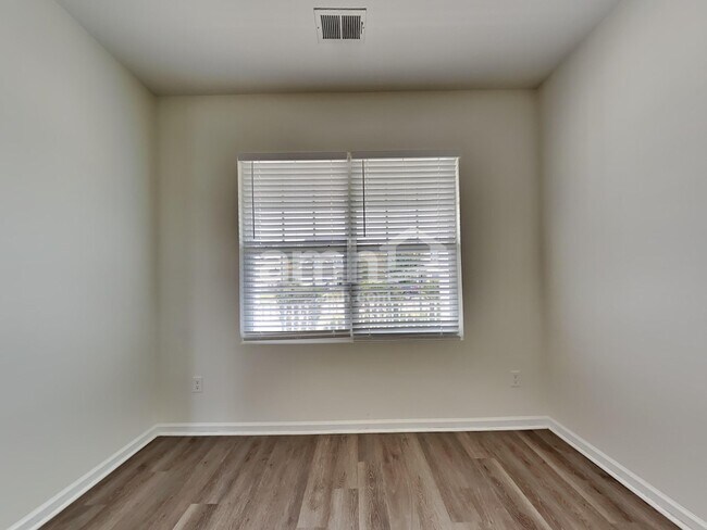 Building Photo - 136 Weeping Cypress Dr