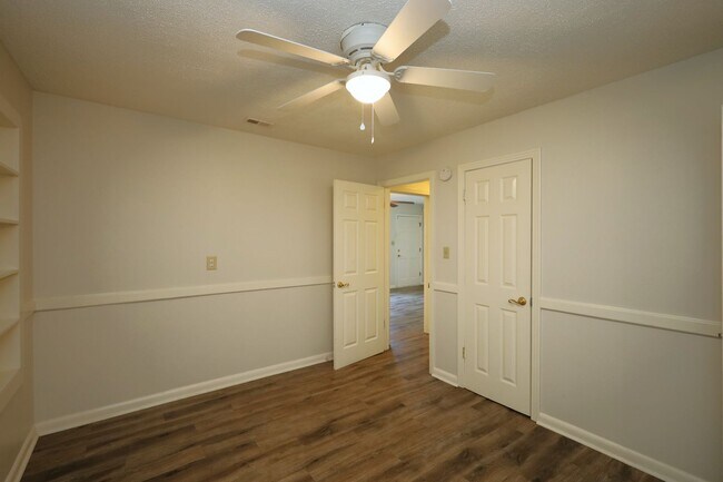 Building Photo - 818 Stillwater Dr