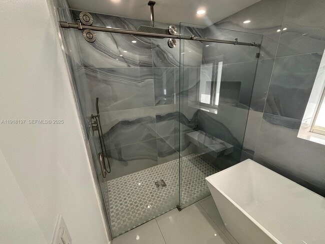 Building Photo - 2900 SW 16th St