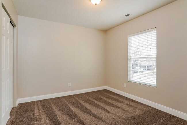 Building Photo - 130 Norwich Dr