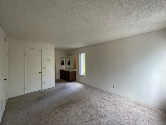 Building Photo - 1 Bedroom 1 Bathroom Single Story Condo on...