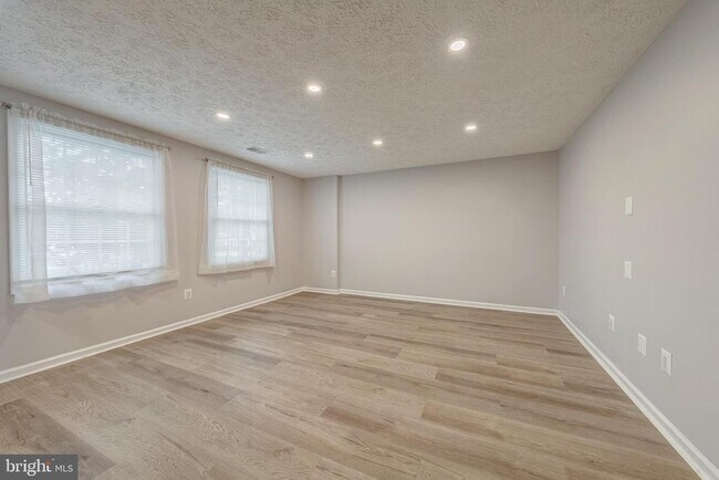 Building Photo - 6320 Lightburn Ct