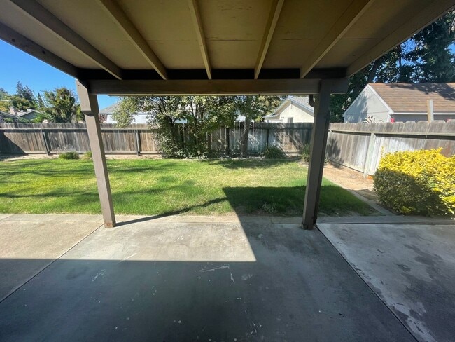 Building Photo - 3233 Nightingale Dr