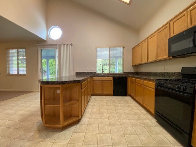 Building Photo - Beautiful and spacious 3-bedroom, 2.5-bathroom home with loft/den in E