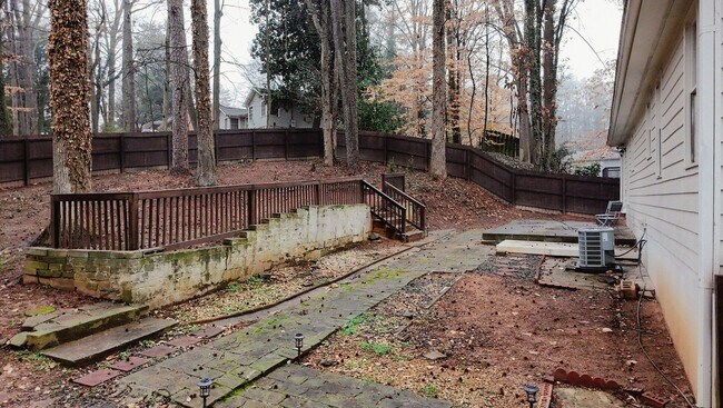 Building Photo - 1424 Shadowbrook Dr