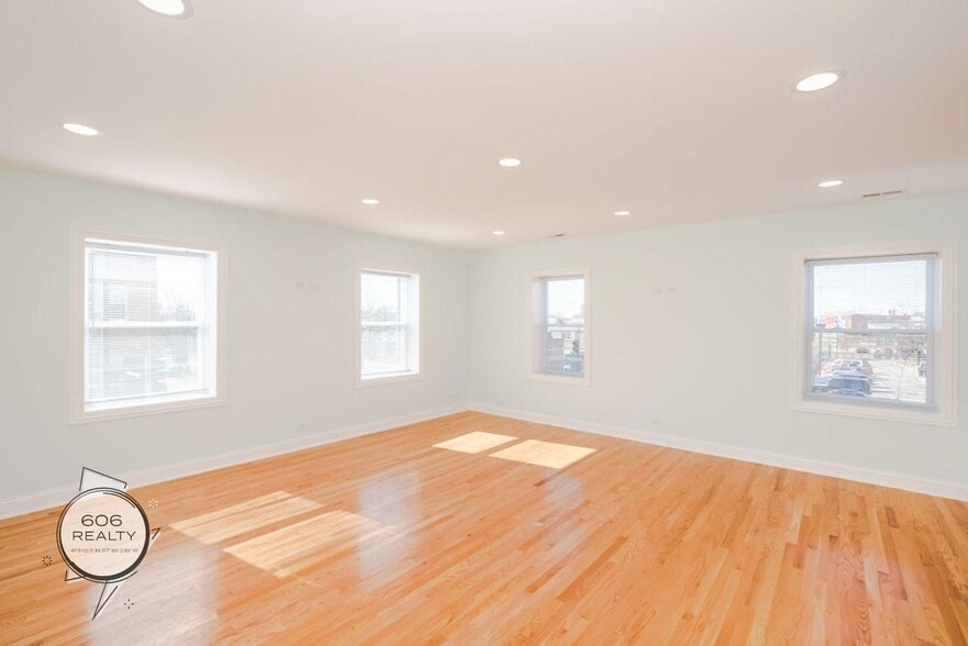 Building Photo - 4454 W Diversey Ave