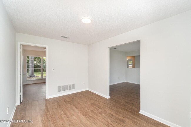 Building Photo - 2805 Stagecoach Dr