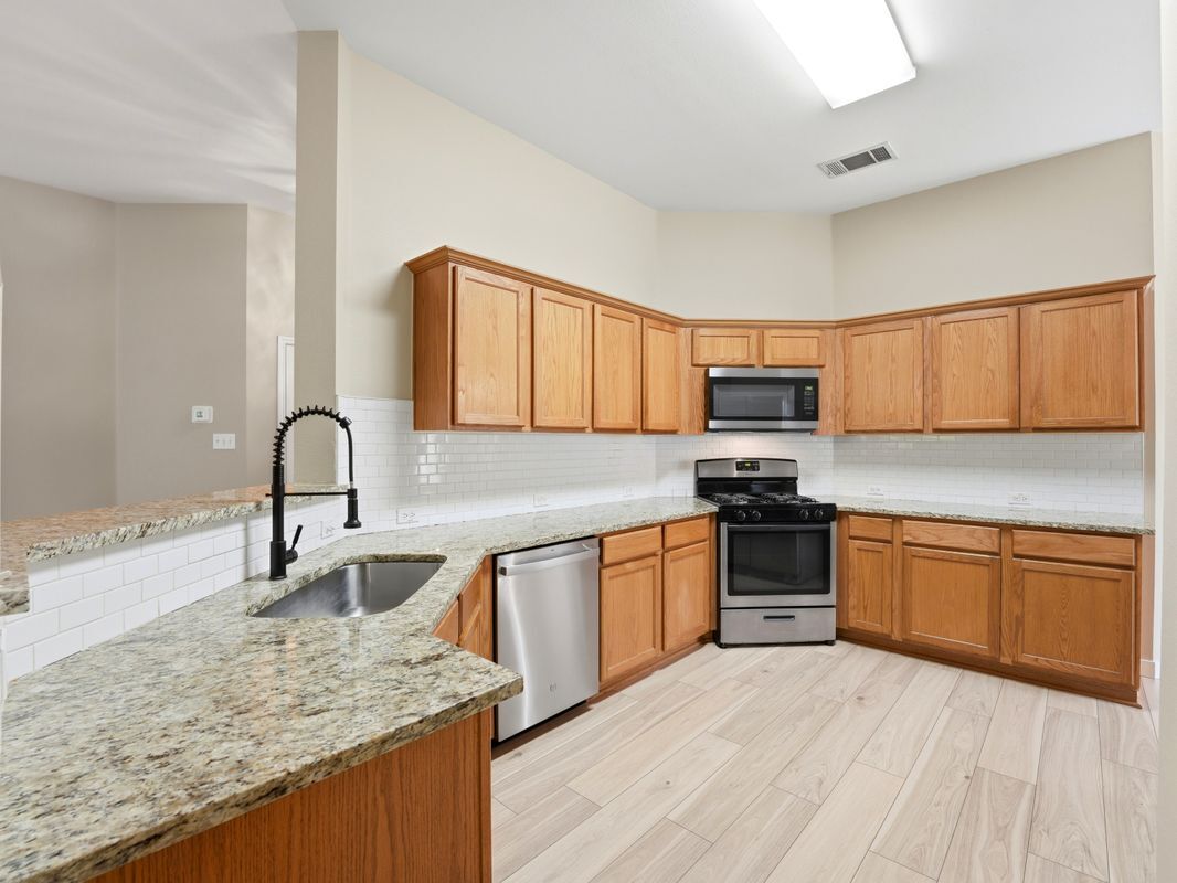 Building Photo - 1004 Downridge Dr