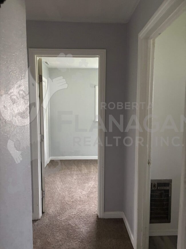 Building Photo - 2 Bedroom/1 bathroom home on large lot