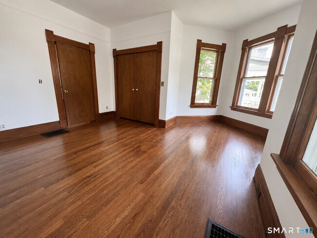 Building Photo - 23 Quintard Ave