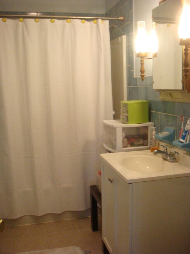 Building Photo - Large 2 Bedroom Plus an Office in Brooklin...