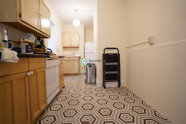 Building Photo - 452 Park Dr