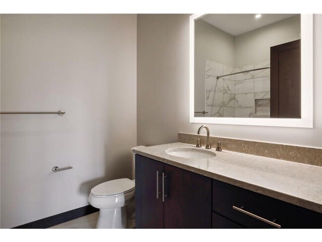 Building Photo - 253 Lake St E