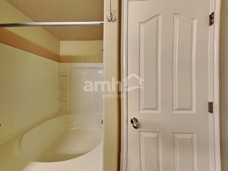 Building Photo - 4482 Heritage Dr