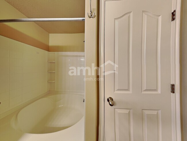 Building Photo - 4482 Heritage Dr