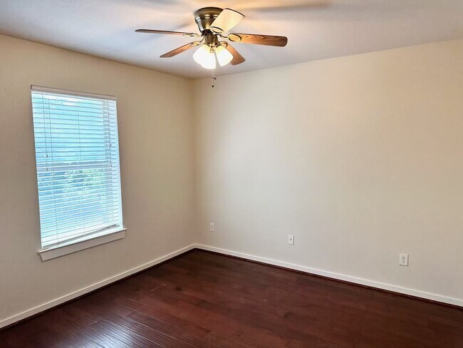 Building Photo - 2 Bedroom 1 Bath - End Unit Apartment (40%...