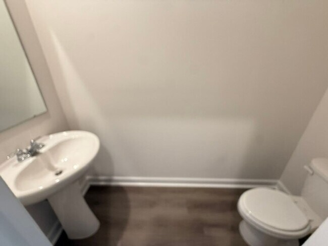 Building Photo - 3 Bedroom 2.5 Bathroom Townhouse in Windward Village - Summerville