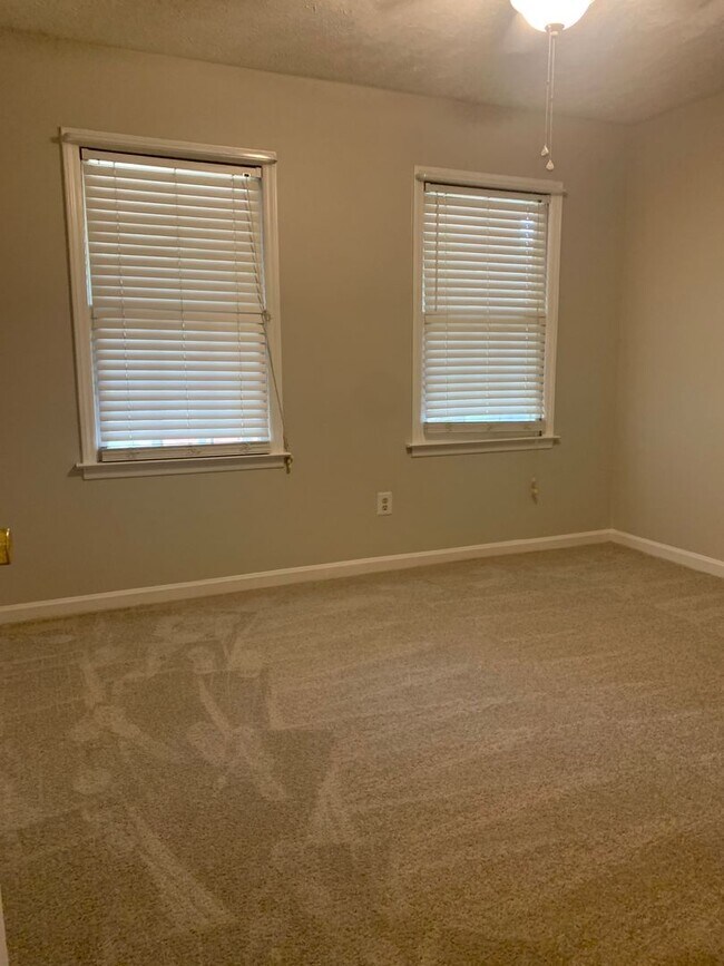 Building Photo - For Rent - Quiet neighborhood but close to everything!!