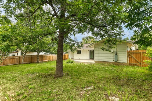 Building Photo - 3300 Catalina Dr