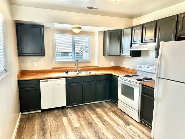 Building Photo - Welcome to Your Newly Renovated 2-Bedroom,...