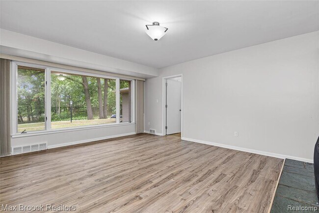 Building Photo - 3988 Lakeland Ln
