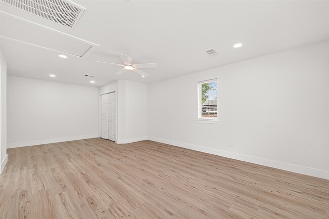 Building Photo - 6615 W Montgomery Rd