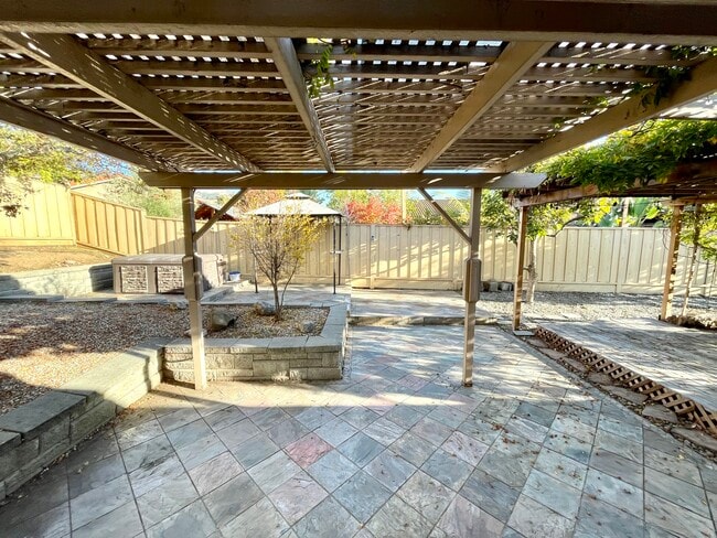 Building Photo - 3520 Pleasant Knl Dr