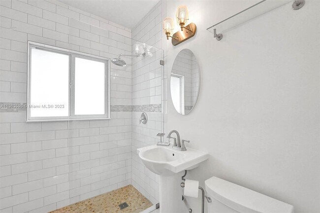 Building Photo - 1524 NE 15th Ave