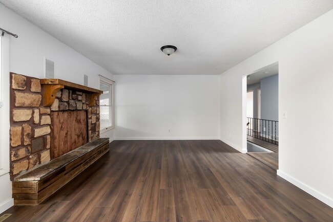 Building Photo - Large updated 4 bedroom 3 bath home in Laurel