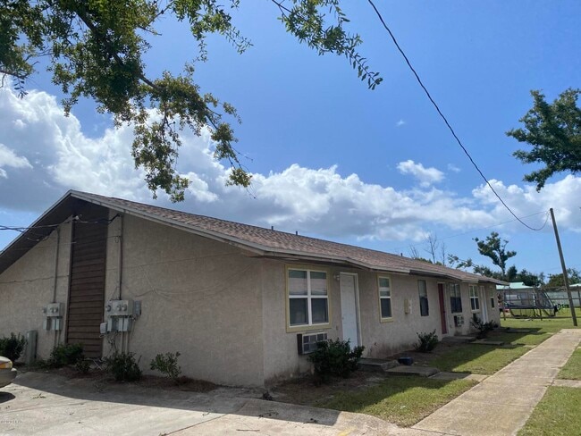 Building Photo - 901 Russ Lake Dr