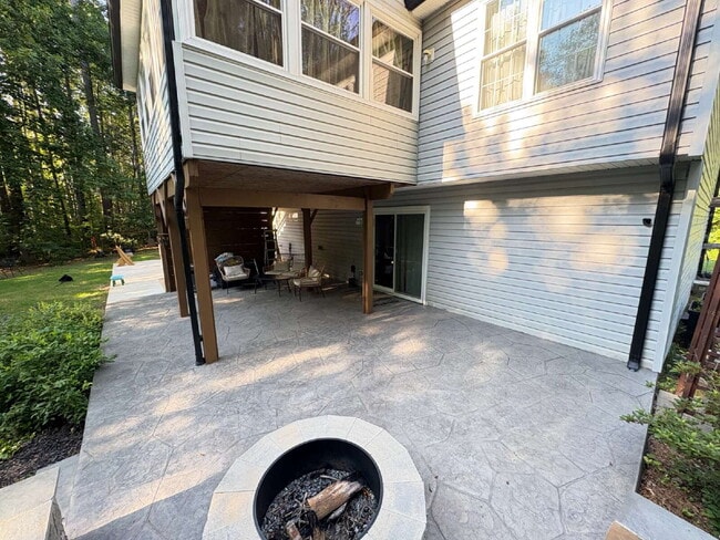 Building Photo - Spacious Multi-Generational Home on 3 Acre...