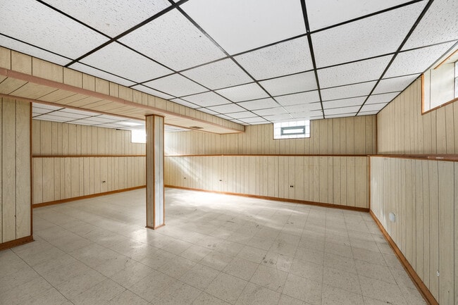 Building Photo - 9222 Lorel Ave