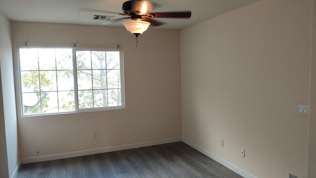 Building Photo - 3 bedrooms 3 bathrooms townhome FOR RENT i...