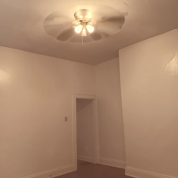 Building Photo - 2116 Ravine St