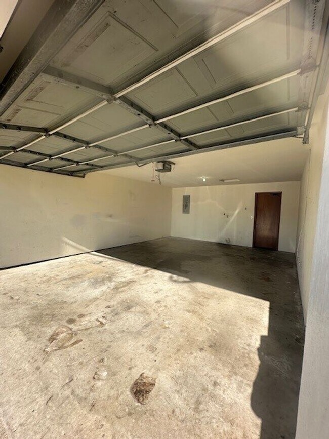 Building Photo - 600 Easy St