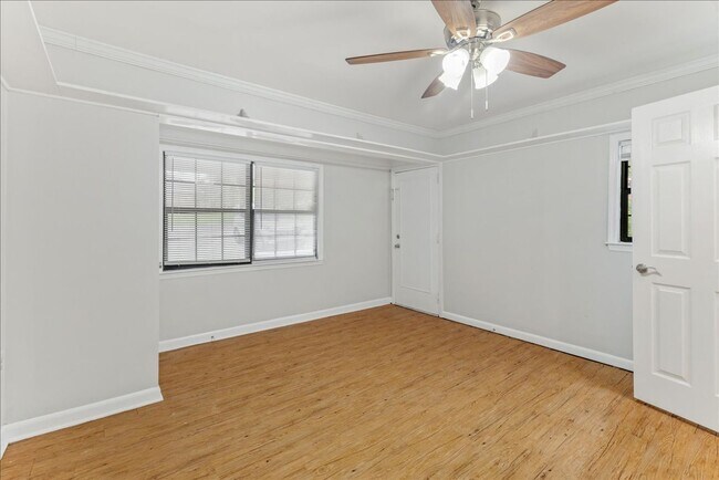 Building Photo - 103 S Chapel Dr