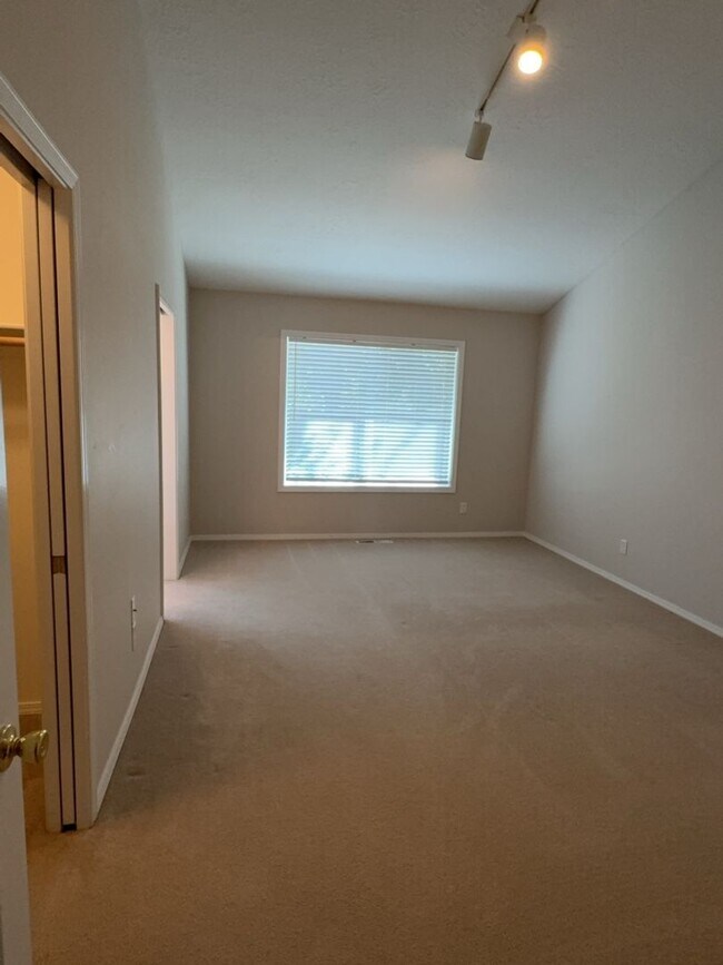 Building Photo - Three Bedroom, Two Bath in the Vineyards N...