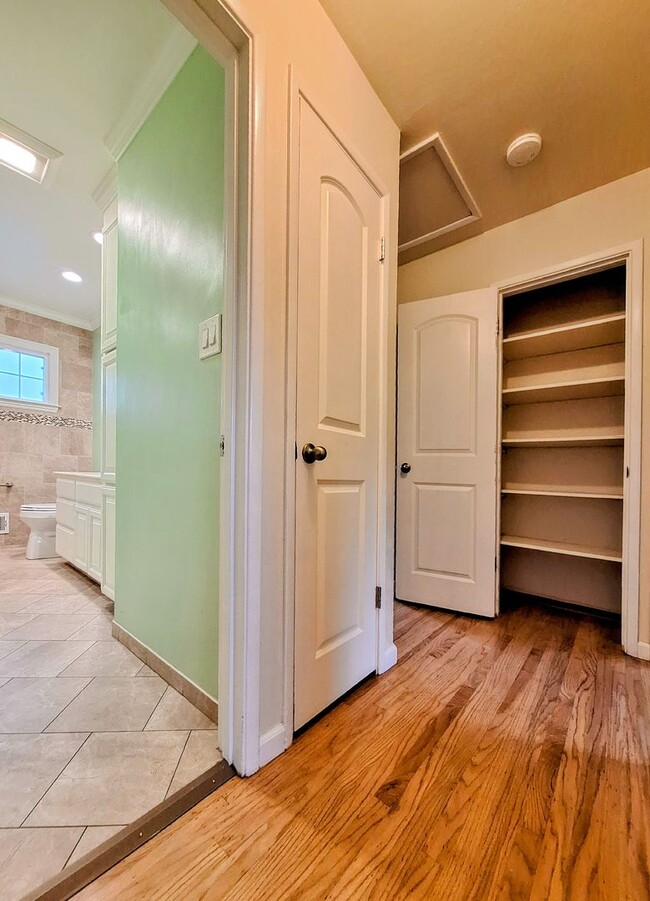 Building Photo - Charming Single Story 3bd House with Large...